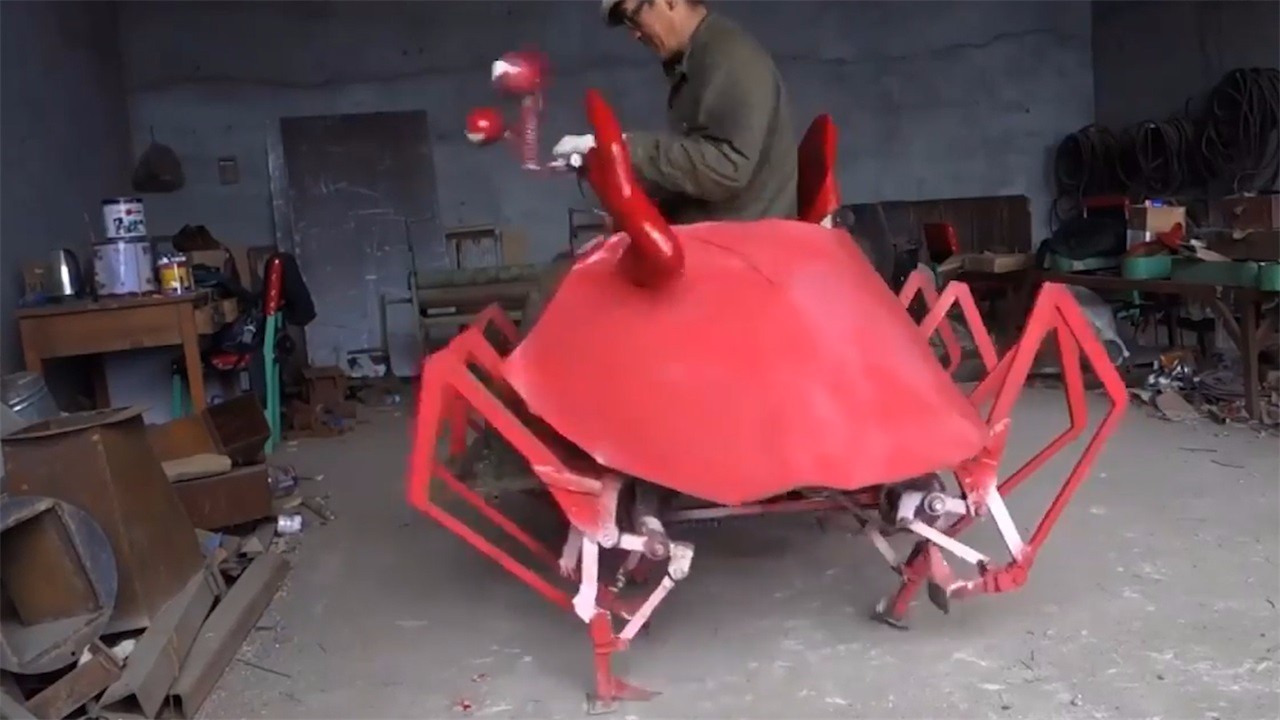 我国这位大爷成网红,用废铁自制机器螃蟹,八条腿载人到处跑