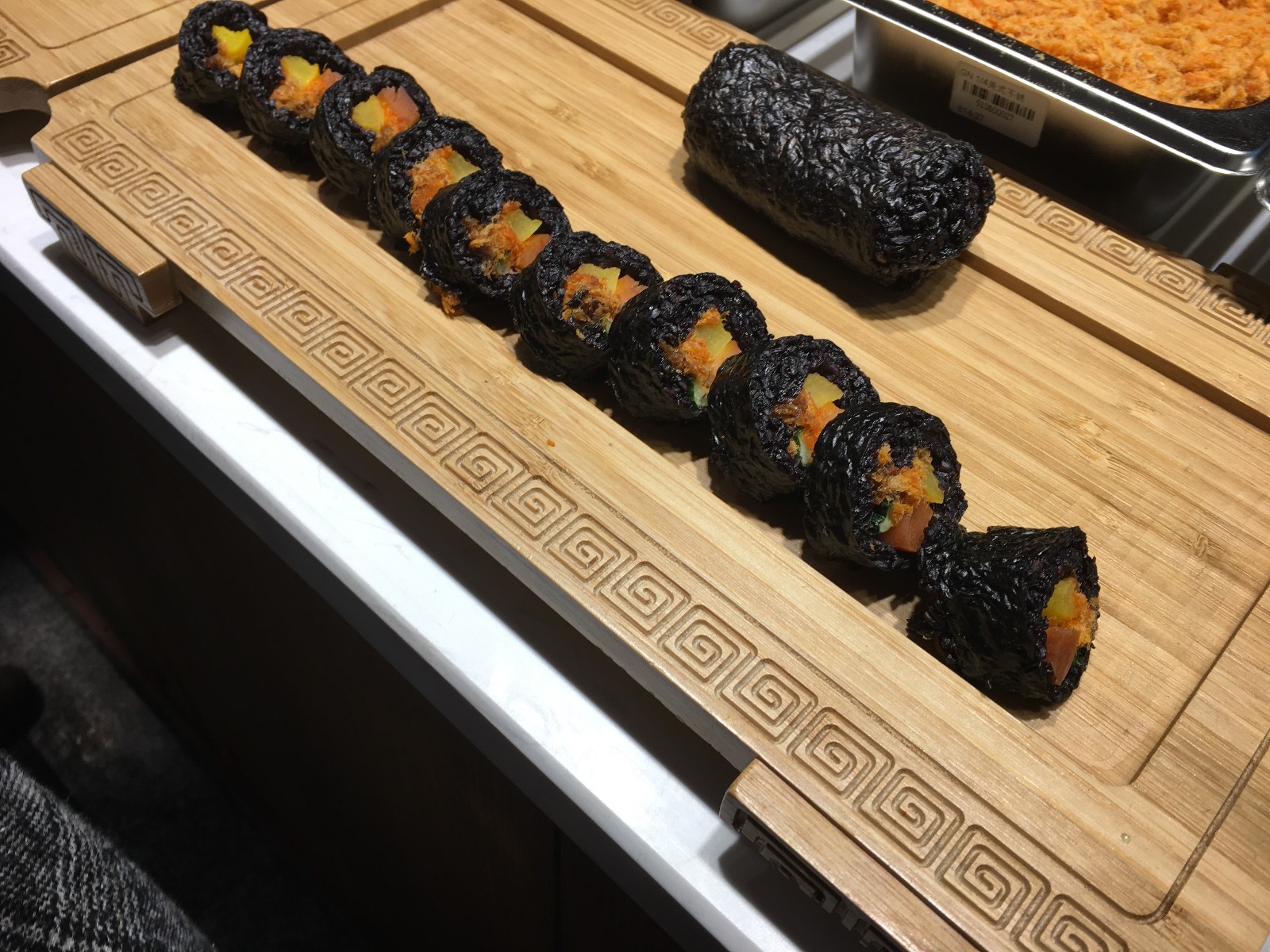 街边小店专卖这种黑寿司,看着有些奇葩,推出后却意外走红!