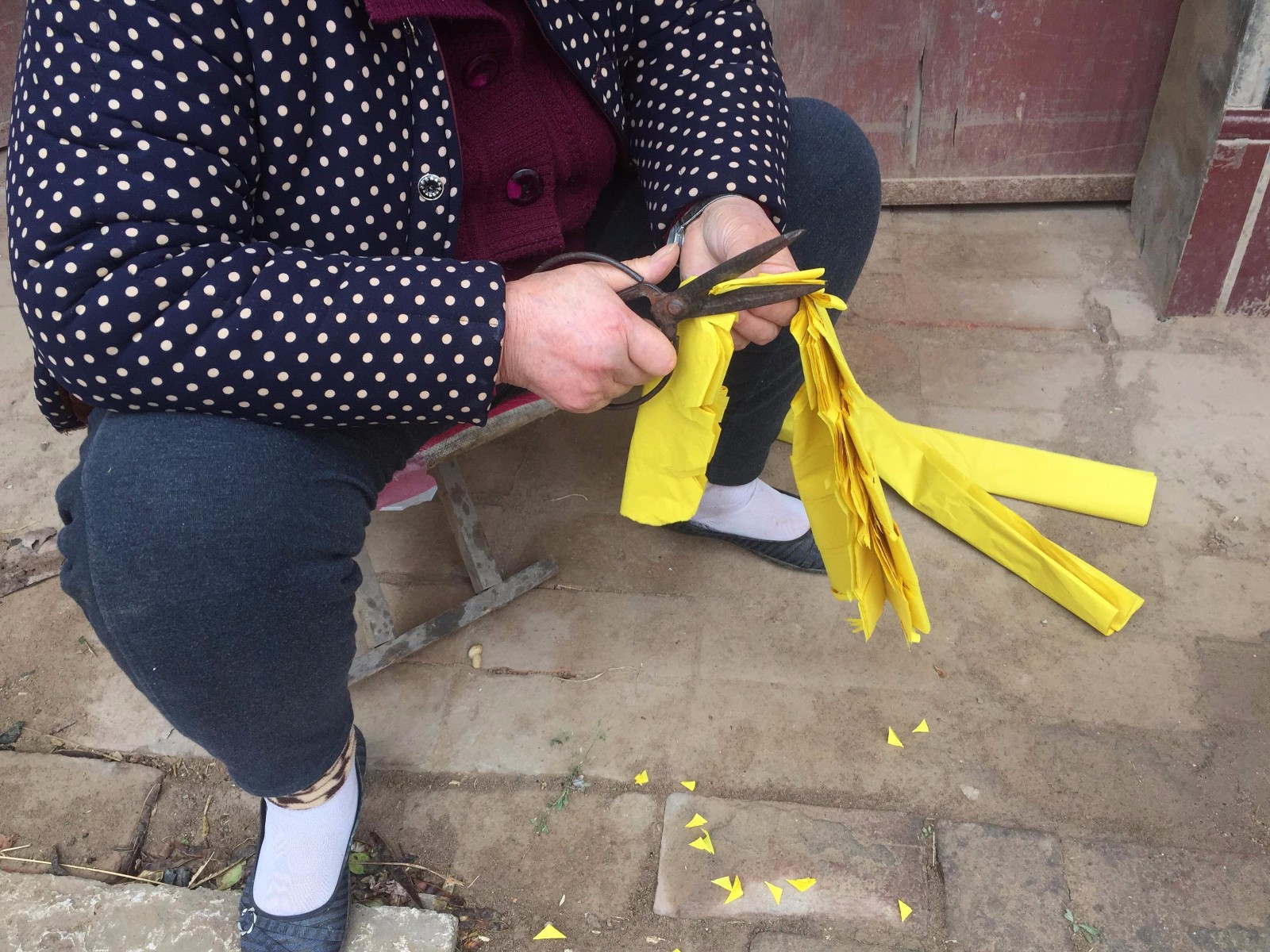 传统祭祀烧火纸成稀罕物这手艺只有村里老人才会