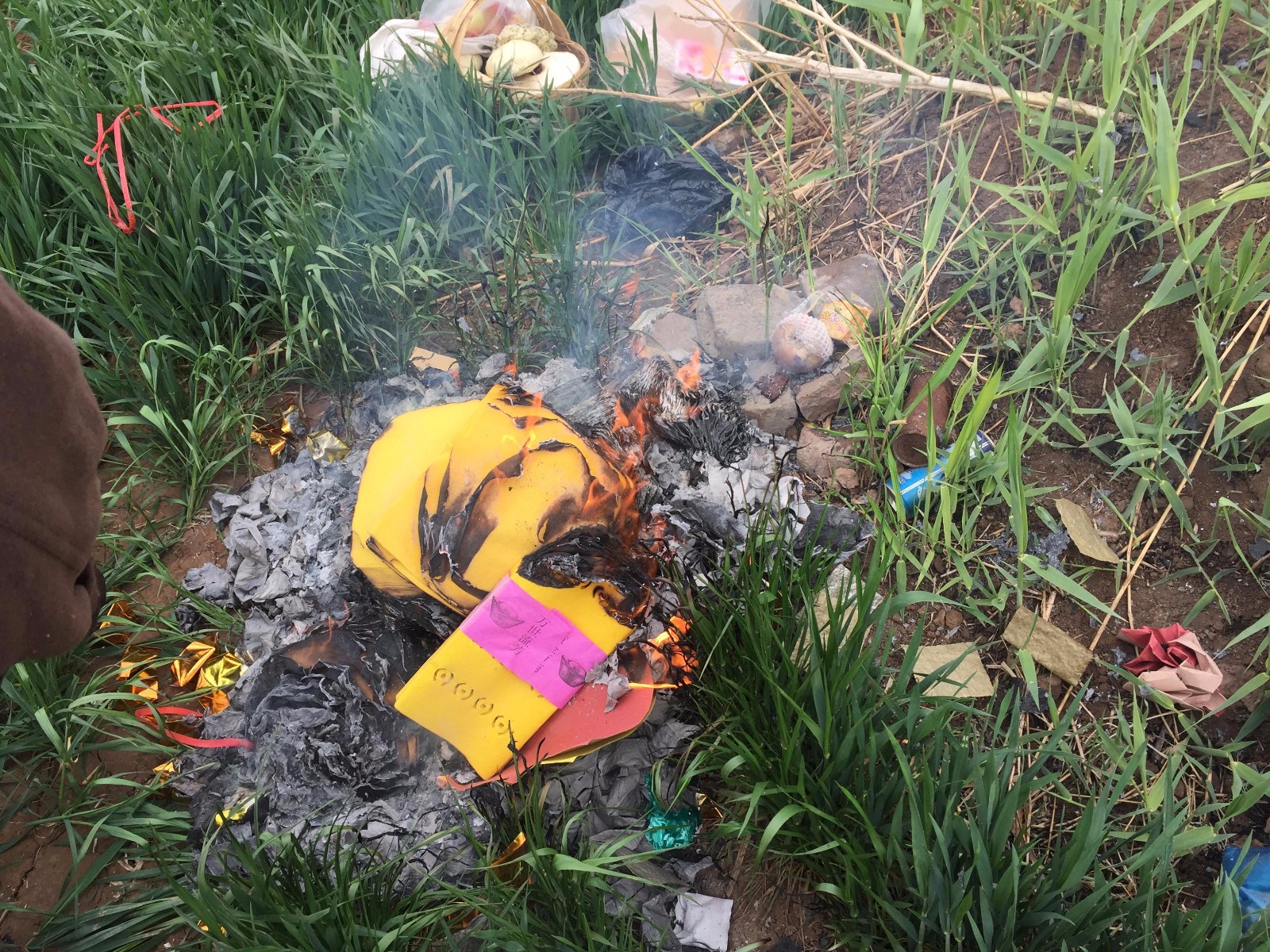 传统祭祀烧火纸成稀罕物这手艺只有村里老人才会