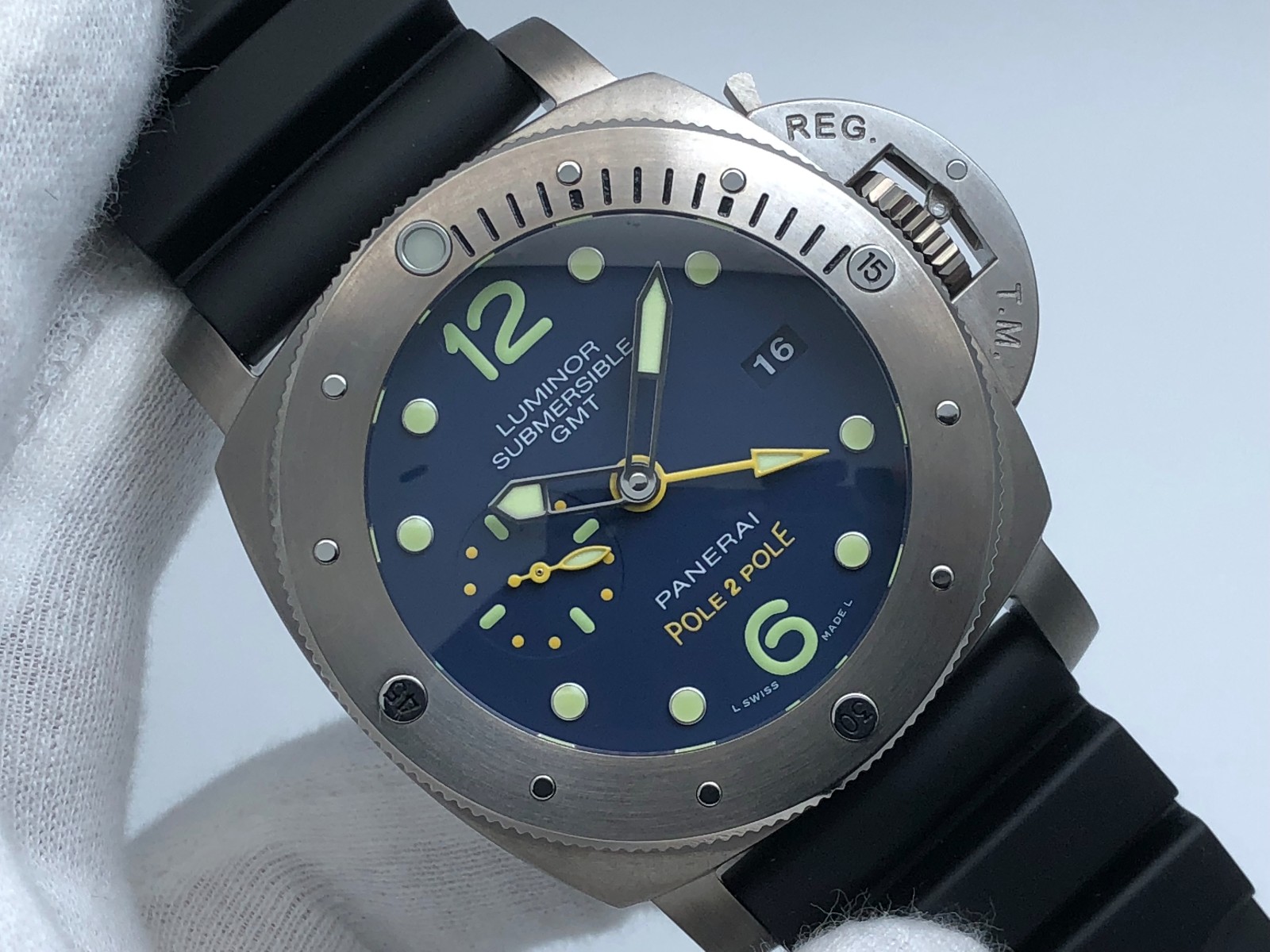 腕表刻度:午夜的蓝色 vs版本沛纳海719钛金属壳