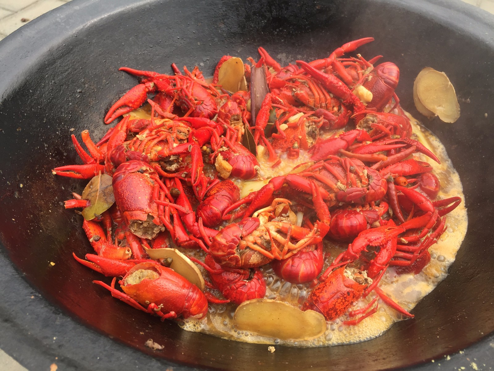 小龙虾这样吃才叫爽一个人吃一大锅还嫌不够吃