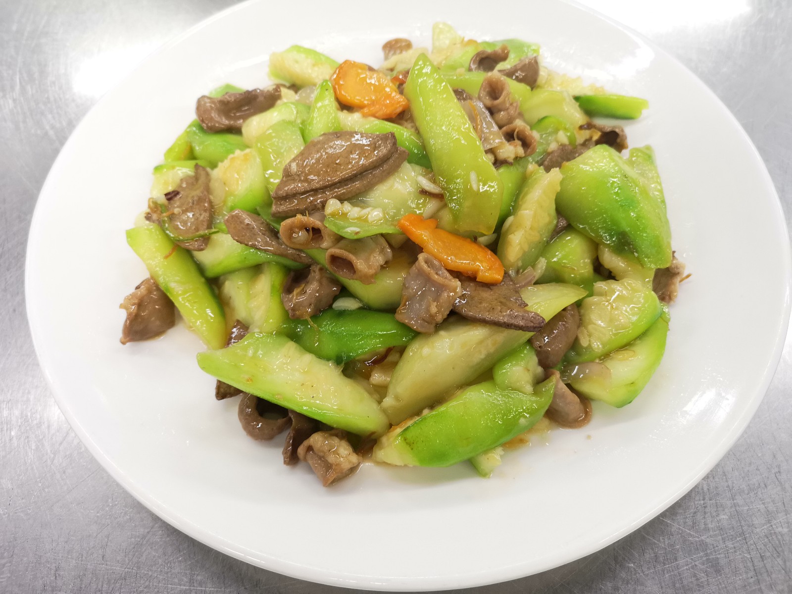 郭家御厨分享:一道广州地道经典粤菜"丝瓜炒猪杂"的家常做法