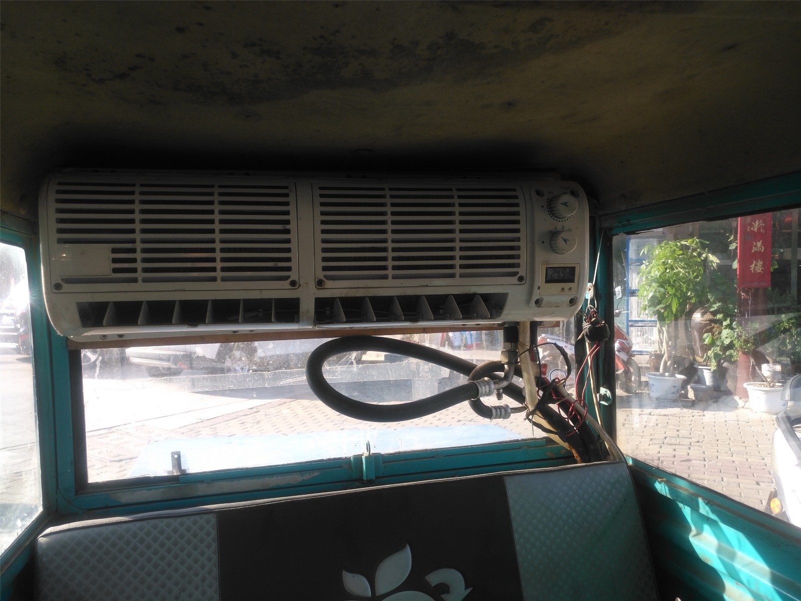 三轮车上装空调 饭店老板称比汽车开着方便_新浪看点