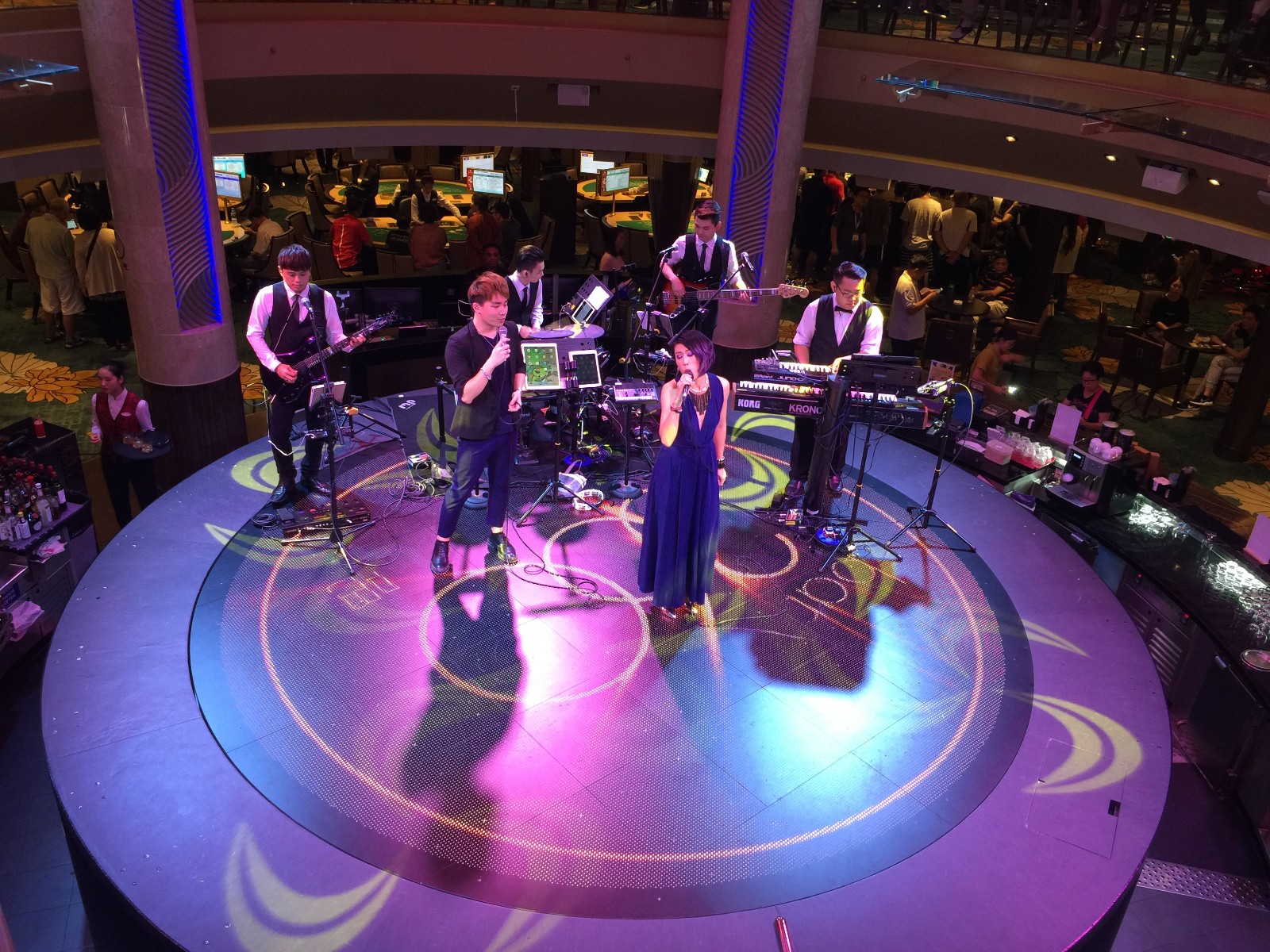 360度吧24小时开放,游客可浅酌美酒,欣赏精彩节目|音乐声|美酒|邮轮