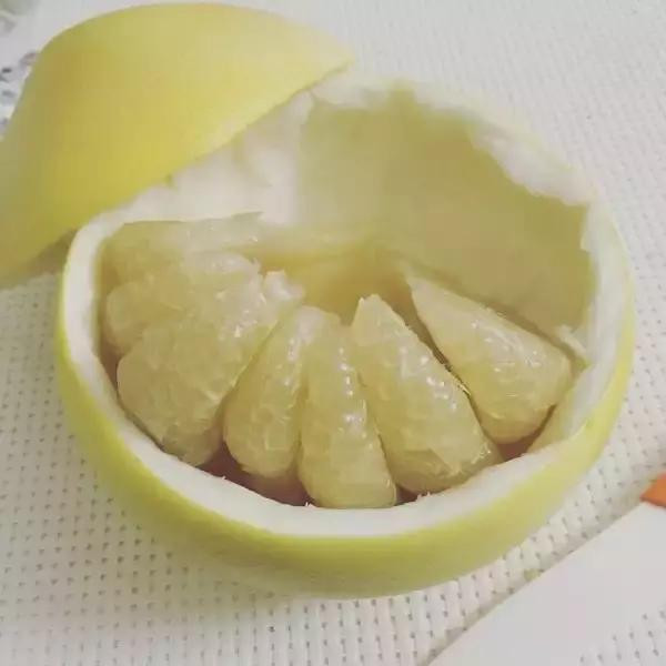 吃了柚子就别吃那些药,伤肝还伤肺!