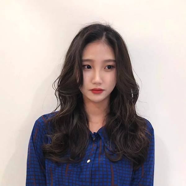 秋冬季长发就该大胆烫这18款是最火烫发发型