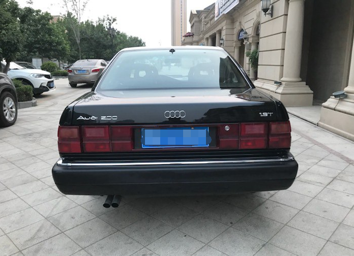 单看造型的话,奥迪200与奥迪100的外型几乎是一样,只是车身后柱和长度