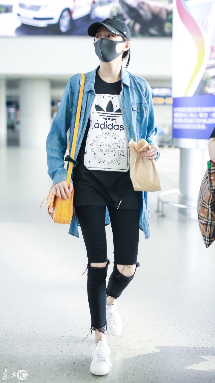 关晓彤戴棒球帽和口罩穿蓝色衬衫搭配黑色破洞裤现身机场,一双腿好