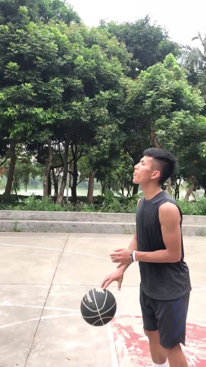 3x3黄金联赛 明星球员黄宇军站在罚球线上,本以为他要练习罚.