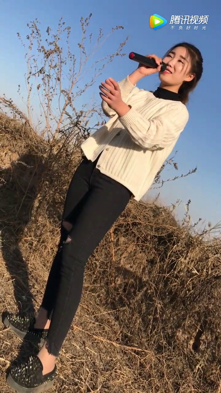 农村女孩翻唱一首经典歌曲《白狐》真是好听极