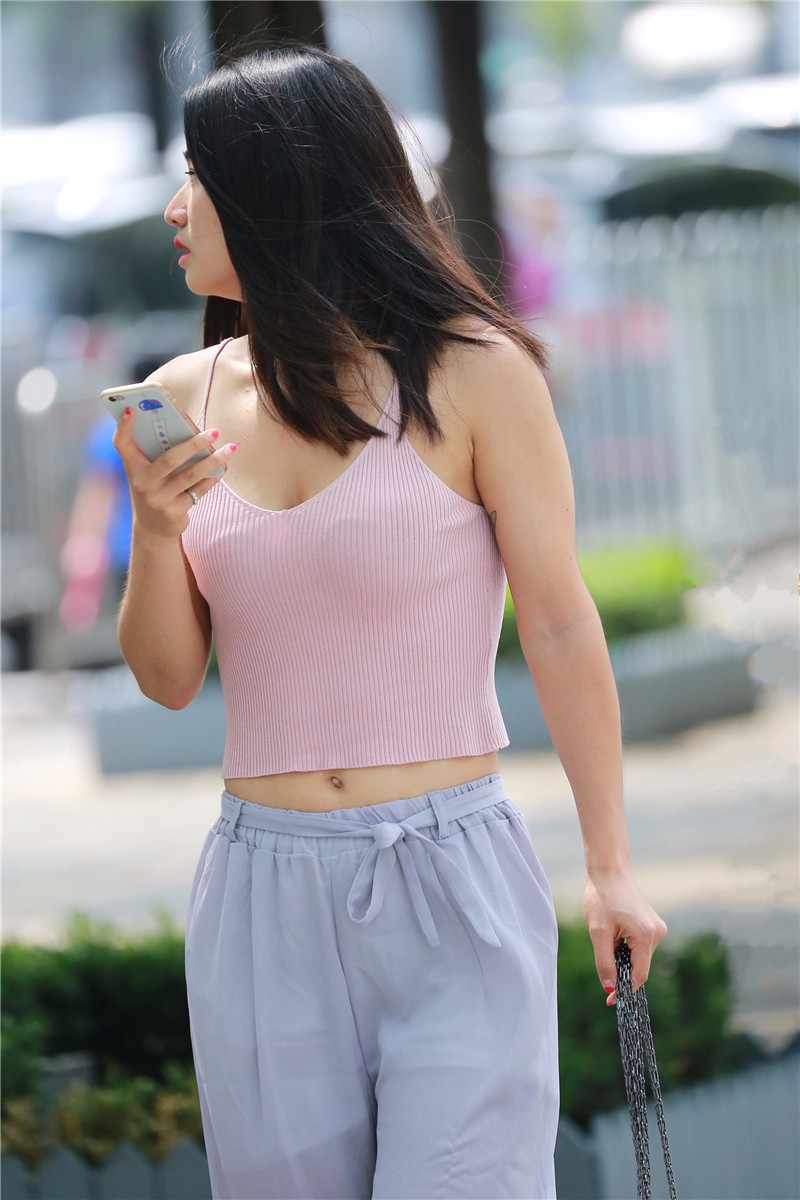 路人街拍,粉色针织吊带衫露脐装美女,每一个瞬间都让人感到惊艳
