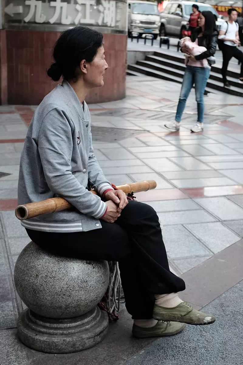 山城重庆棒棒军特写:这个女人颇具韩国前总统朴槿惠的神似