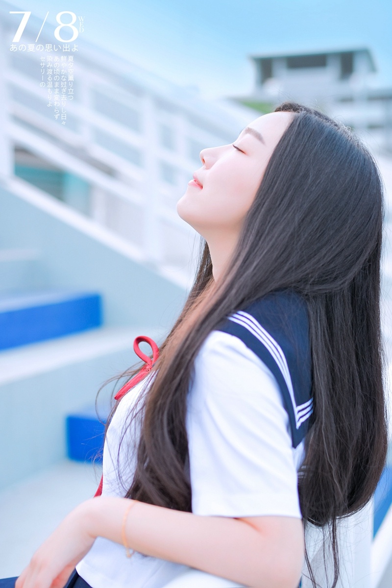 育场内的日系校服美女长发飘飘写真