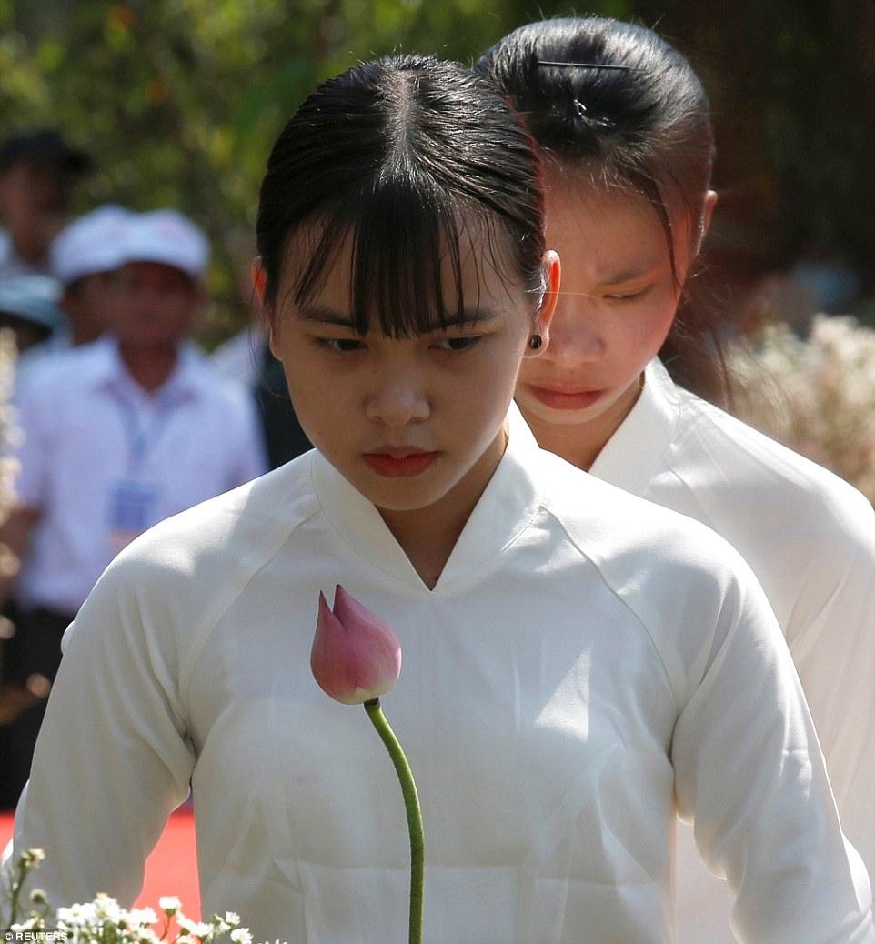 越南纪念美莱村大屠杀50周年,幸存者及越战老兵为纪念碑献花