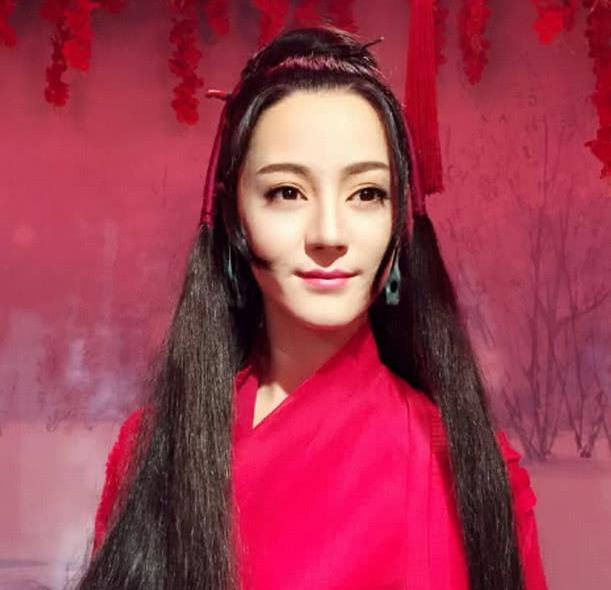 迪丽热巴蜡像经历了什么?才6个月不见头发竟炸毛了!细思极恐
