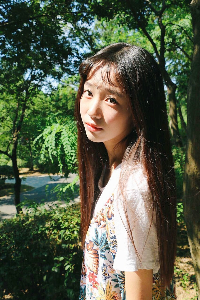 阳光下的齐刘海软萌妹子清新写真集