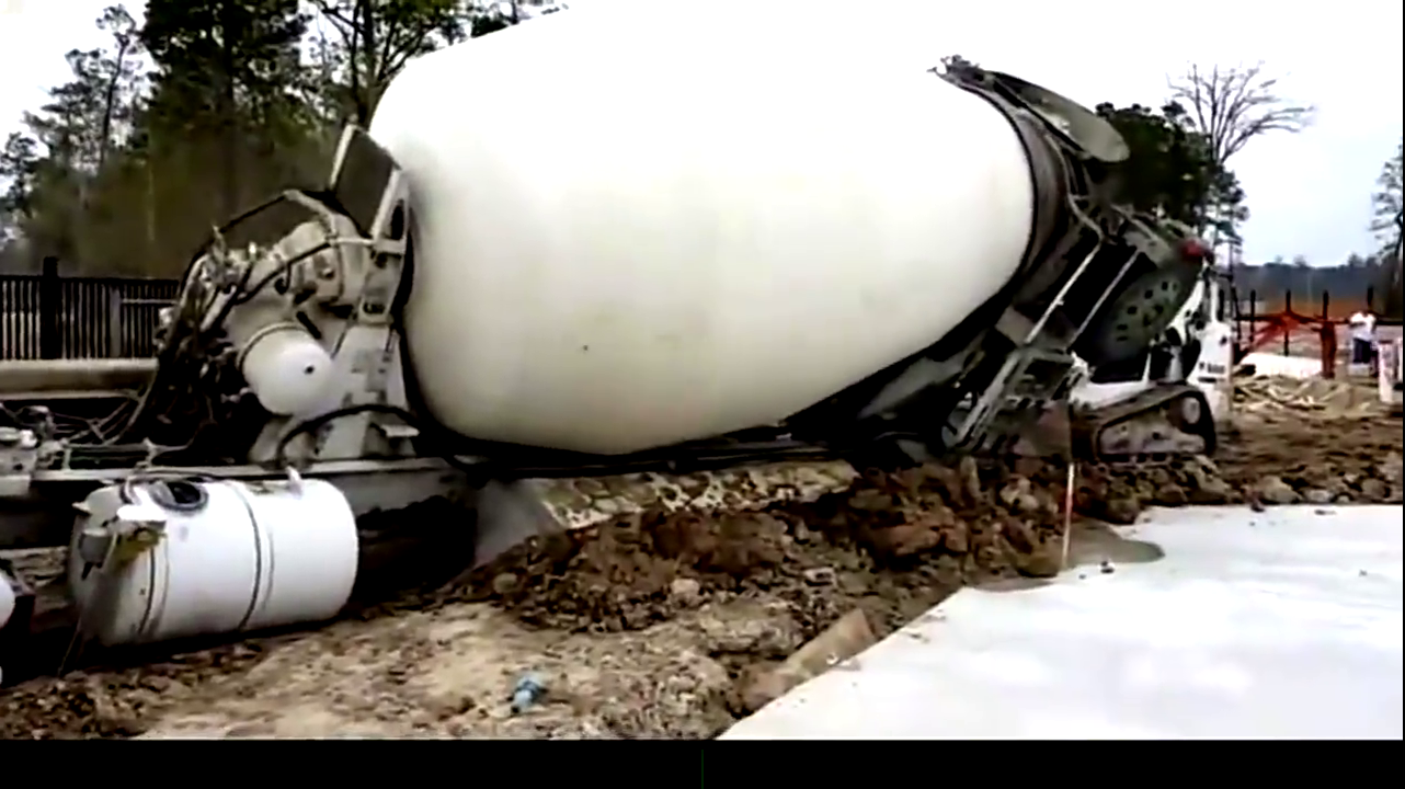 罐车陷在泥里快要翻车,赶忙叫救援,结果还是悲剧了!