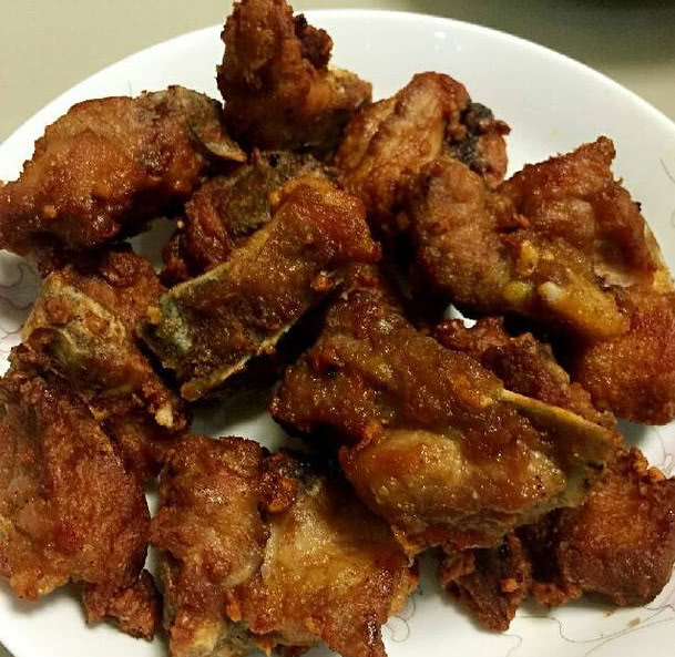 椒盐排骨咸香无比,吃起来非常下饭,当成下酒菜款待客人也不错