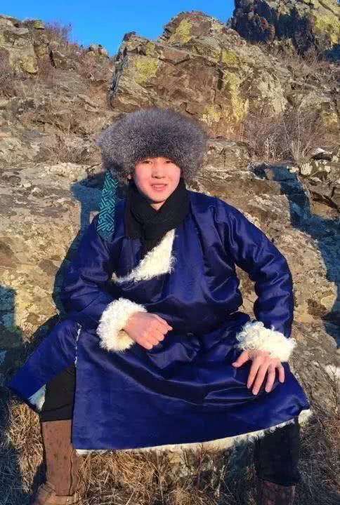 蒙古国明星新年装扮,果然是民族服饰最美!