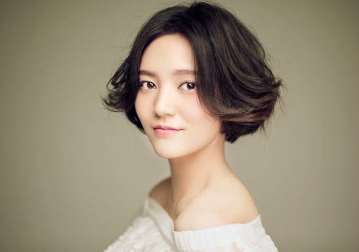 她是微微一笑很倾城的小富婆晓玲如今27岁的她时尚炫酷