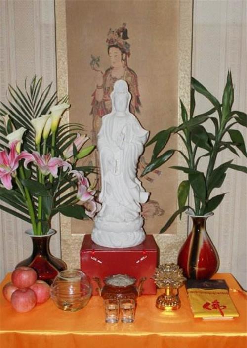 在家供奉佛菩萨,这四点要注意,否则还不如不供奉
