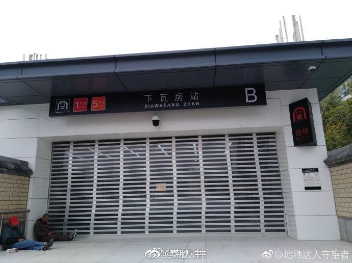 下瓦房站可以看到地铁5号线换乘通道了