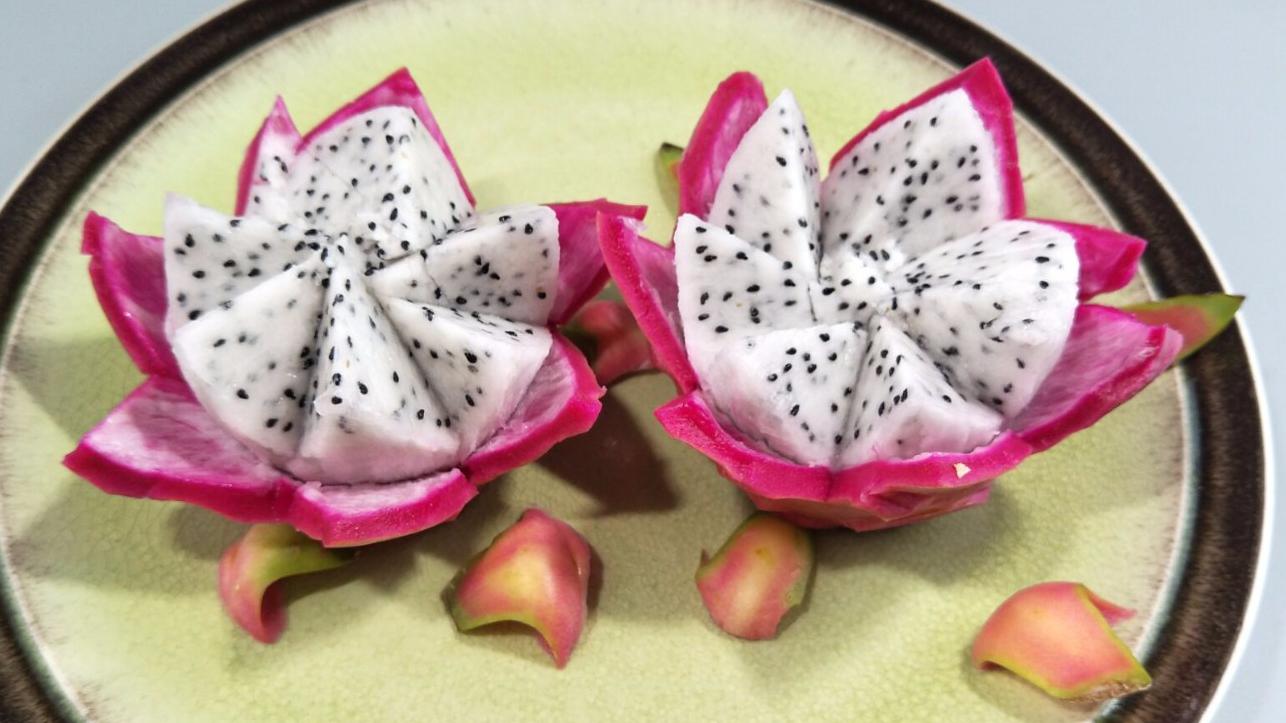 这才是火龙果的正确切法,摆着好看吃着不脏手,太方便了!