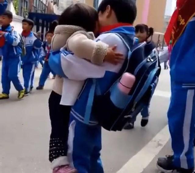 妹妹站在校门口等哥哥放学, 看到哥哥, 妹妹的表现让人暖心又感动