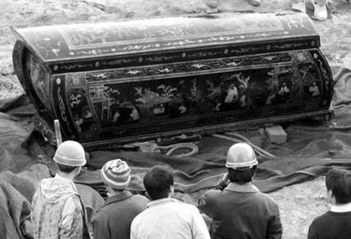 古代民间有人过世,为何抬棺材的人很重要,因为有条规矩不能碰!