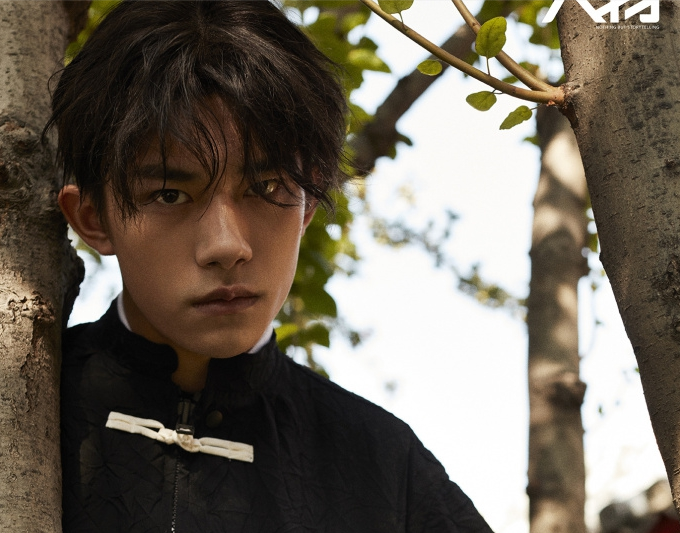 组易烊千玺最新杂志封面照曝出,照片中他穿中式马褂站在庭院,英气勃勃