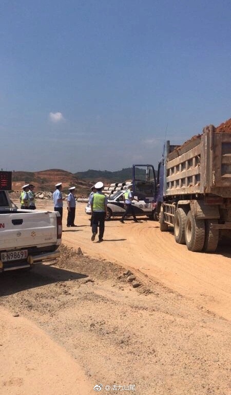 汕尾交警出动上百名警力整治泥头车