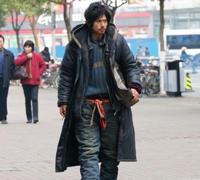 流浪汉犀利哥病逝桥洞,他背后的故事让人唏嘘不已