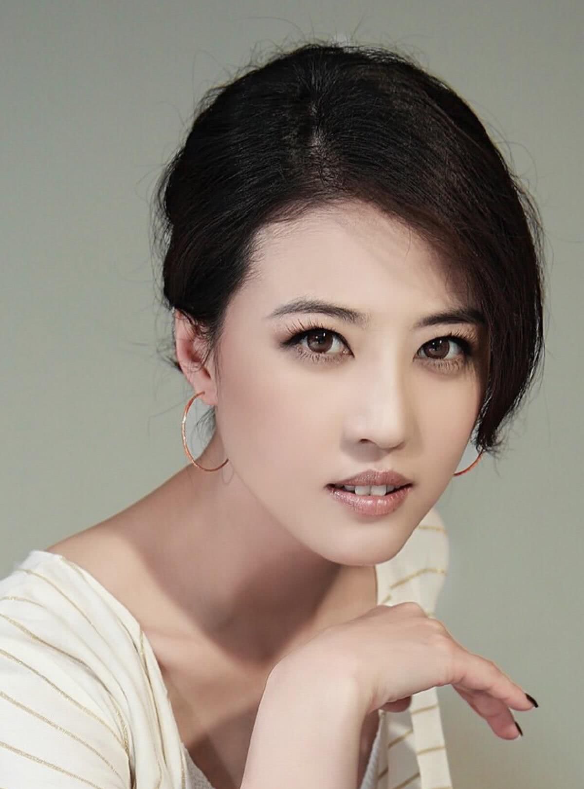 52岁依旧独身,患病不能生育遭抛弃,如今只能让两条狗陪吃饭