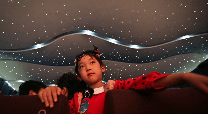 镜头下: 一名女童星的生活, 从不去学校, 每天奔波在培训班中|安琪|童星|镜头_新浪新闻