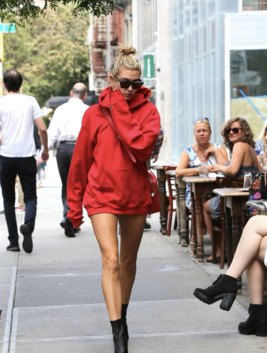 海莉身穿oversize牛仔外套,搭配白色的马丁靴,整个人看起来很修长.