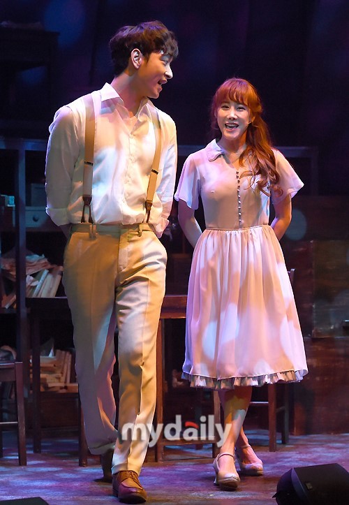 2pm黄灿盛与女艺人金素香参加音乐剧smoke首演