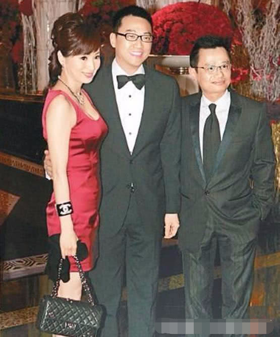 就是在这时候她认识了前夫刘坤铭,对方是一个富商,和罗霖极为相配