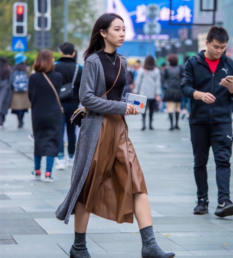 街拍咖啡色半身裙清纯妹子, 小家碧玉别有一番风情