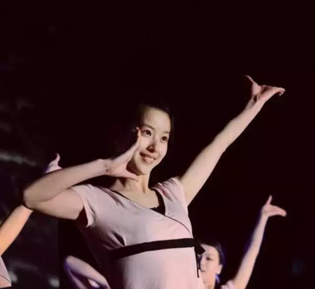 奶茶妹妹章泽天青涩跳舞照曝光 身材气质绝佳