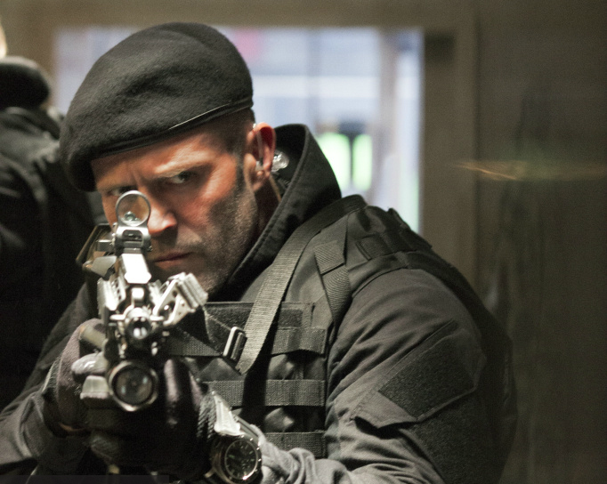 年近50岁的杰森斯坦森本色出演硬汉形象实力不减当年