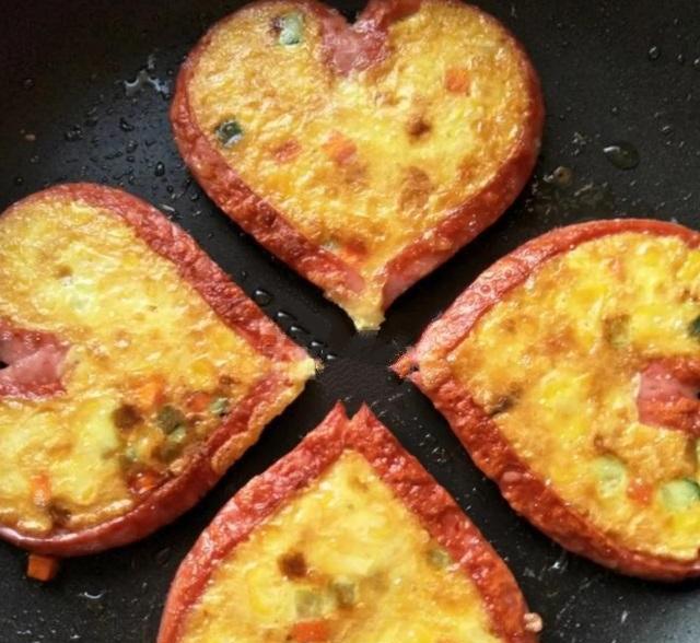 我用玉米和火腿肠,做出来的爱心饼,老婆和女儿最爱吃!