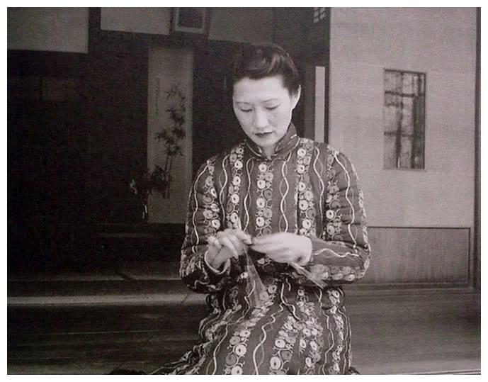 赵四小姐私人相册涂指甲油光脚丫荡秋千喂鸡等