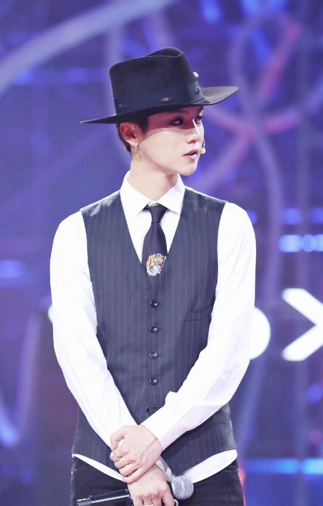 鹿晗穿上大衣戴上礼帽的那一刻瞬间变成鹿大佬,撩得人欲罢不能