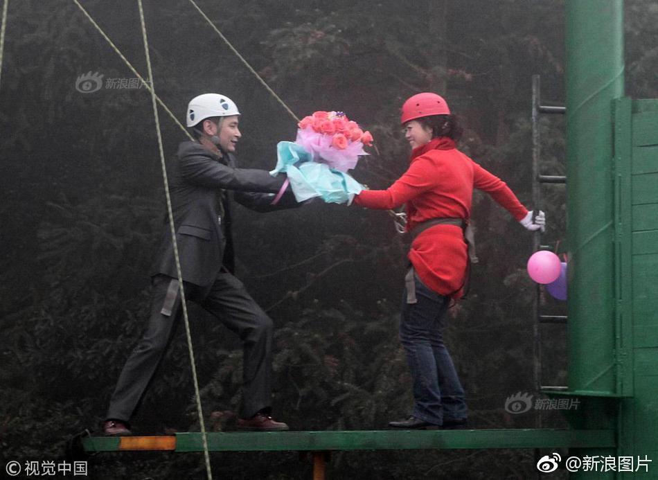 围观情侣们解锁新方式花式虐狗