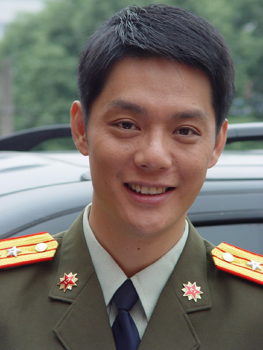 她捧了丈夫21年,丈夫红后出轨嫩模,儿子成她唯一的依靠