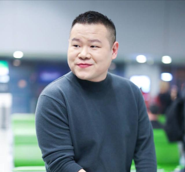 不说丑吧,只能说太丑,比一般人都丑.脸长的跟饼一样,大饼脸啊!