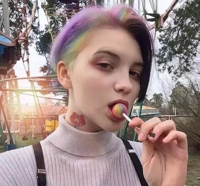 染阴阳发色的潮女孩