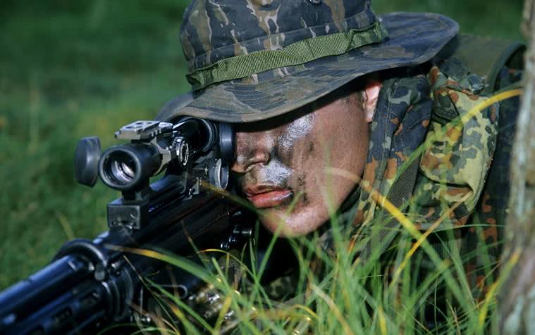 狙击手除了精准射击外,的这几个技能恐怕一般人干不来!