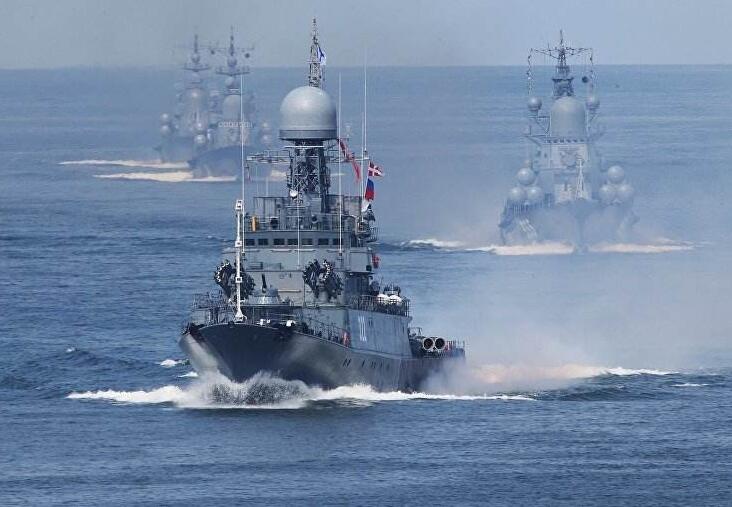 俄罗斯军舰突然现身,英法军舰连忙逃离,美国下令拦截无人敢动